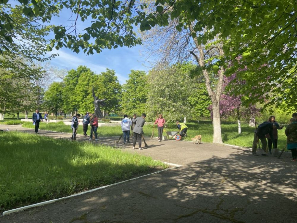В городе Алмазная активисты Стахановского теротделения ОД «Мир Луганщине» провели субботник
