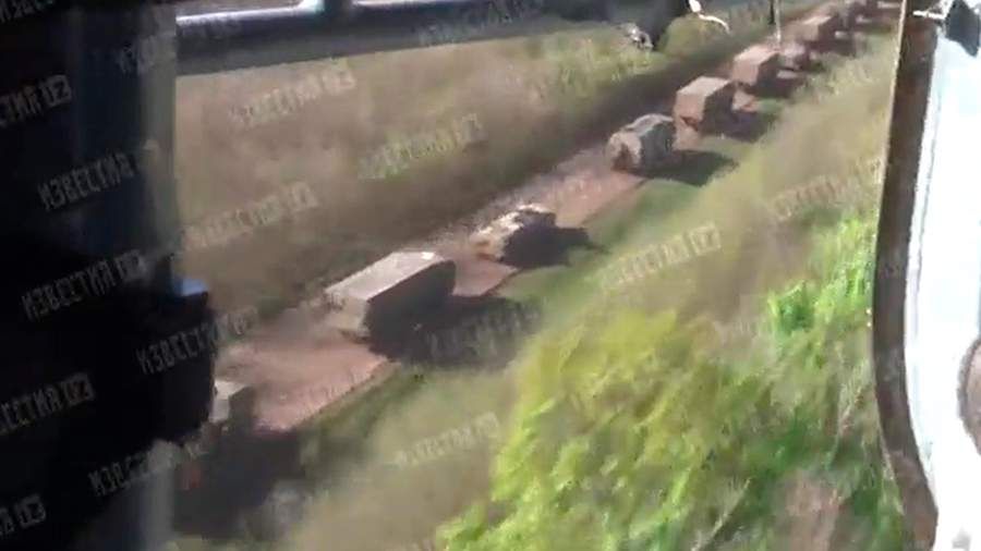 Корреспондент «Известий» показал сопровождение гуманитарной колонны с воздуха