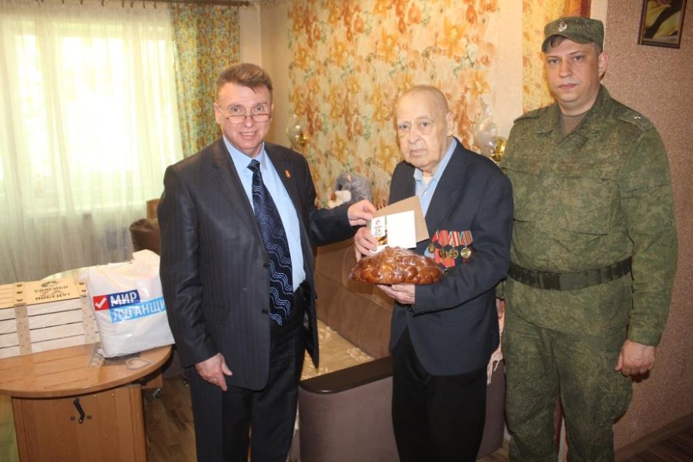 В Алчевске десять ветеранов получили подарочные наборы ко Дню Победы