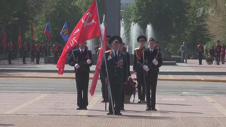 В Донецке местные жители пришли в центр города с портретами своих фронтовиков