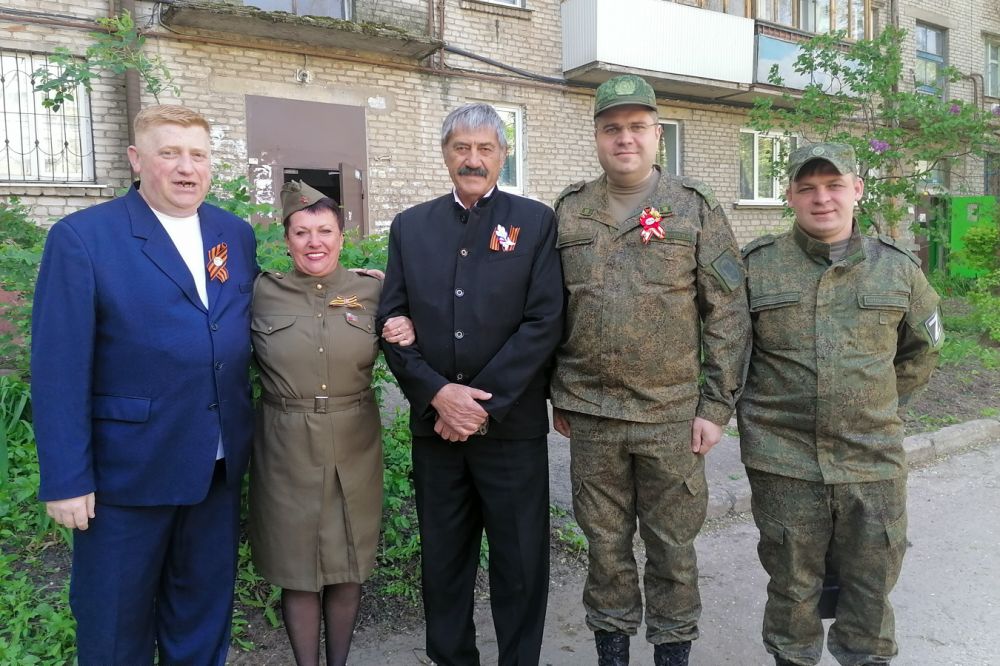 Депутаты Ирина Андрух и Михаил Голубович вручили ветеранам подарки