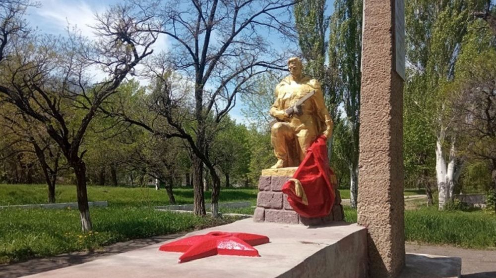 В освобожденных населенных пунктах ЛНР восстанавливают разрушенные националистами памятники советским воинам