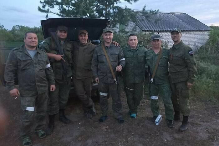 Депутаты Народного Совета ЛНР Олег Попов и Владимир Санкин передали мобилизованным жителям Республики берцы, разгрузочные жилеты, медикаменты и другое. Об этом сообщила пресс-служба парламента Республики