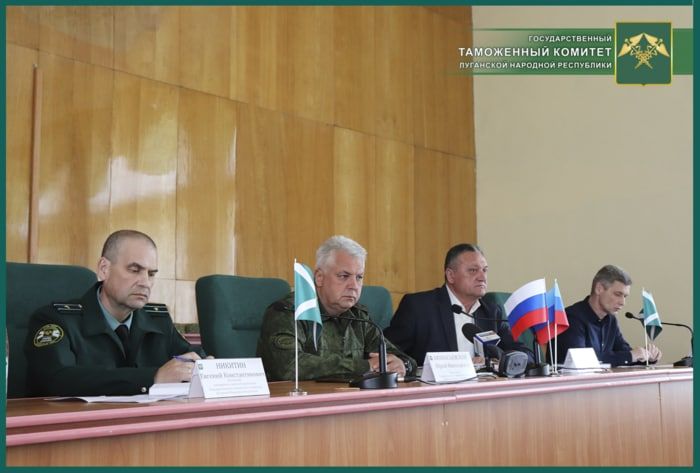 Представители Государственного таможенного комитета (ГТК) ЛНР в ходе рабочей встречи в Старобельске разъяснили предпринимателям из 10 освобожденных районов особенности ведения внешнеэкономической деятельности (ВЭД). Об этом сообщил пресс-центр ГТК