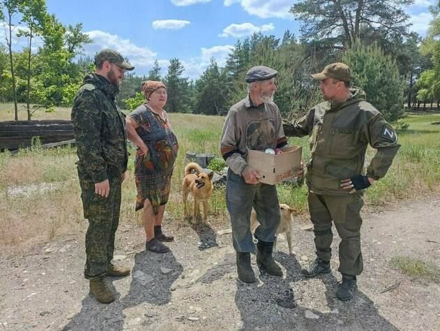 Депутаты Народного Совета ЛНР Дмитрий Хорошилов, Олег Попов и Владимир Санкин доставили жителям освобожденных сел...