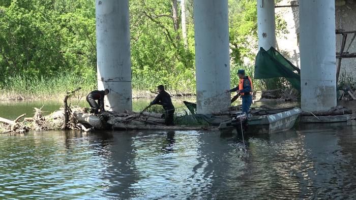 Поисково-маневренная группа аварийно-спасательного отряда специального назначения МЧС ЛНР очистила 200 кв. м дна реки Северский Донец у моста на автодороге Луганск – Счастье