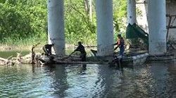 Сотрудники спасательного ведомства Луганской Народной Республики проводят работы по обследованию и очистке дна в зоне моста Луганск-Счастье