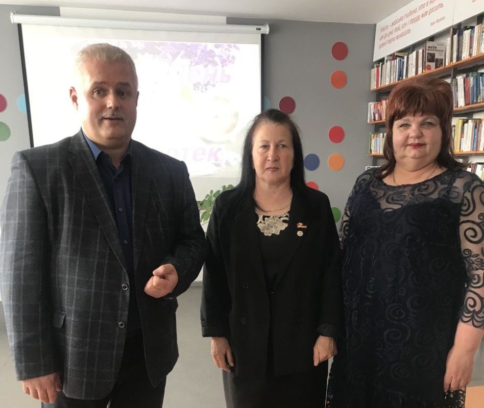 Сегодня в Станице Луганской с профессиональным праздником поздравили работников библиотек