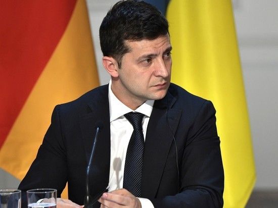 Киев обклеили листовками против Зеленского: запахло бунтом