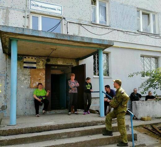 Депутаты Народного Совета ЛНР Олег Попов и Владимир Санкин встретились с жителями Северодонецка и передали им продукты и медикаменты