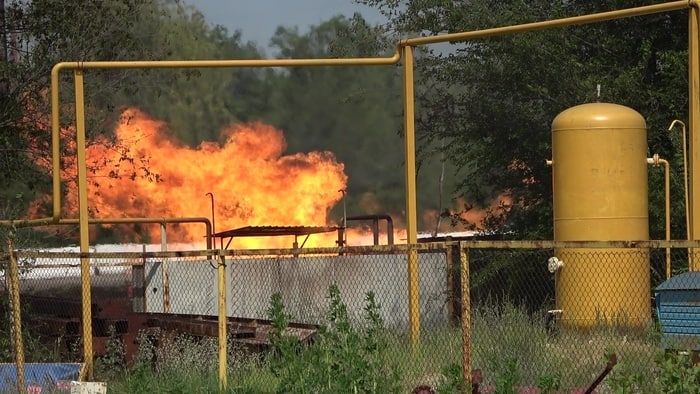 Луганские огнеборцы потушили пожар на газовой заправке в Александровске