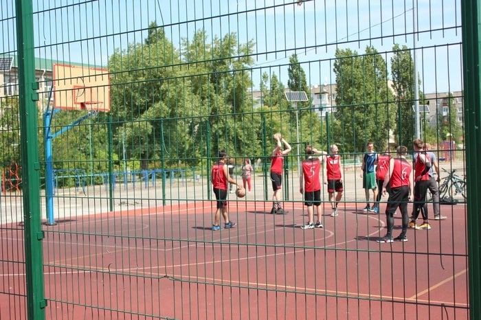 Команда "Буревестник" Луганского государственного педагогического университета (ЛГПУ) и школьники провели...