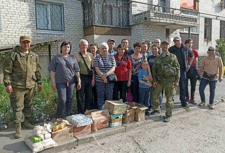 Депутаты Народного Совета ЛНР передали продукты жителям фронтового Северодонецка