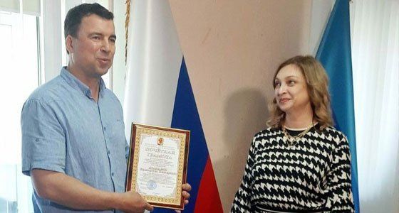 МИНИСТР ЗДРАВООХРАНЕНИЯ ЛНР ВРУЧИЛА НАГРАДЫ РОССИЙСКИМ МЕДИКАМ