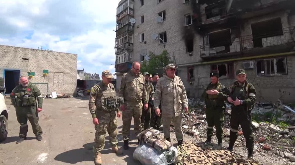 Казак Великокняжеского юрта Александр Бухтияров и мой друг передает гуманитарную помощь комендантскому полку НМ ЛНР, ОСОБУЮ...