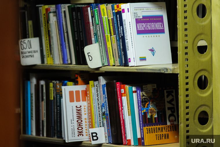 Губернатор Моор привез в ЛНР русские книги и учебники