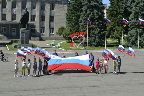 Активисты "Мира Луганщине" из трех регионов ЛНР провели флешмобы и круглый стол ко Дню РФ