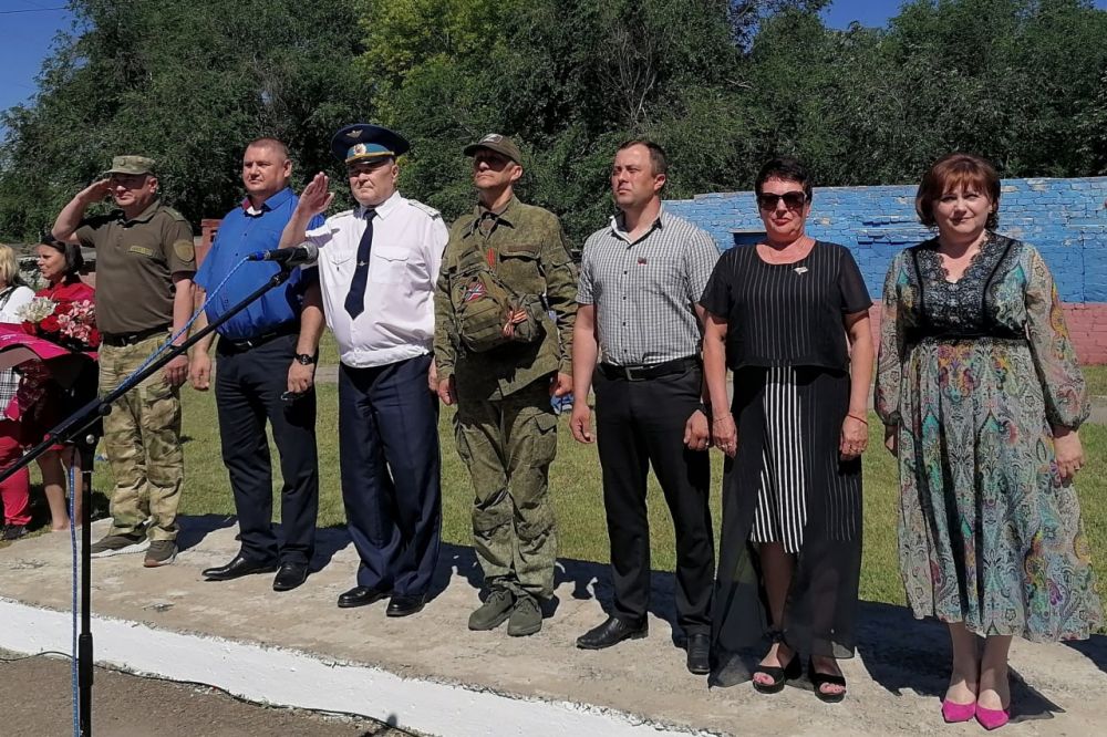 Ирина Андрух, Олег Попов и Владимир Санкин приняли участие в церемонии вручения аттестатов выпускникам луганского кадетского корпуса