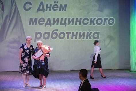 Представители властей ЛНР и РФ вручили награды медикам Республики и России