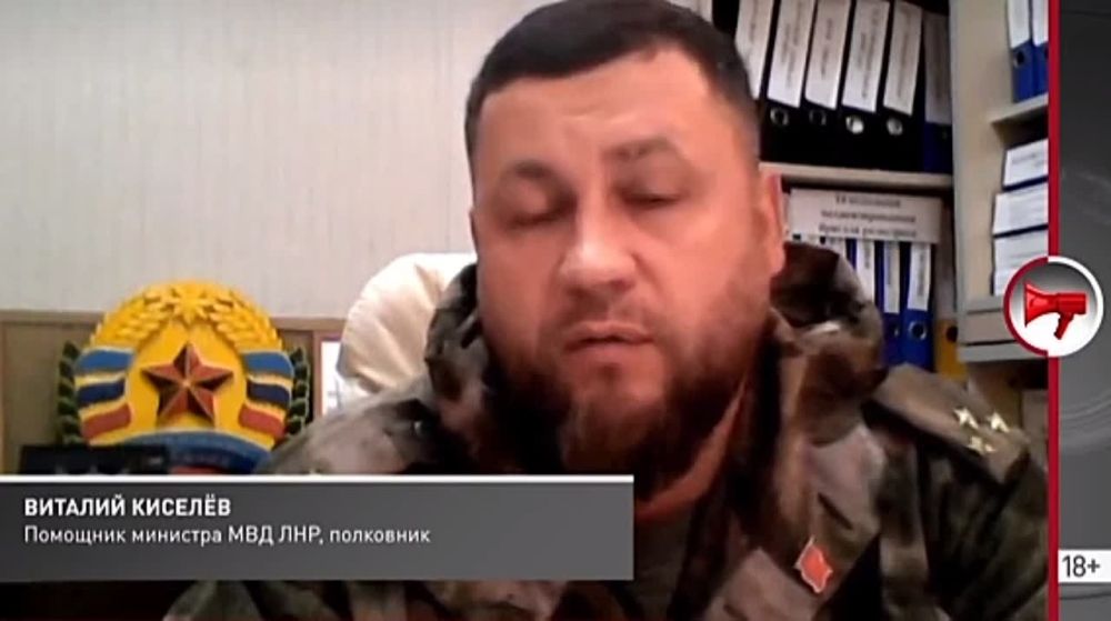 Помощник министра МВД ЛНР полковник Виталий Киселёв @kommunist в нашем стриме «Прекрасная Россия бу-бу-бу» — о тысячах противогазов, найденных в станице Луганской и других освобождённых городах: