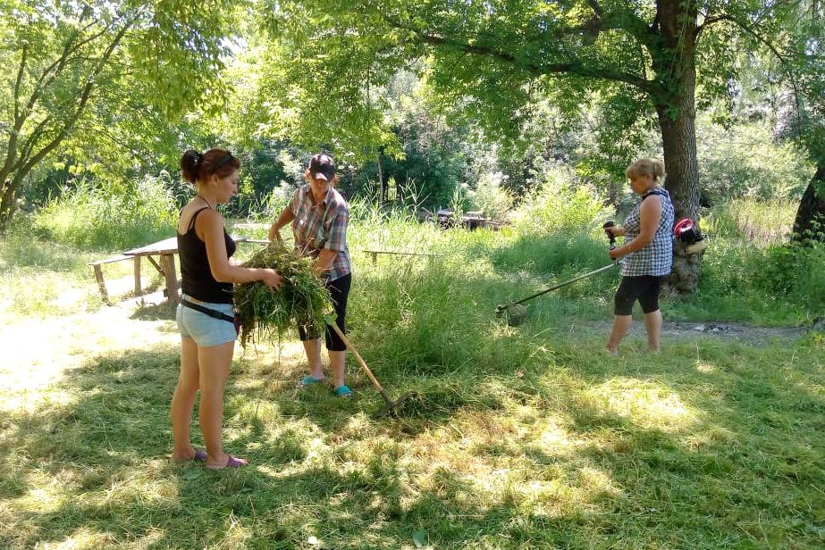 Активисты Миусинского первичного отделения провели уборку побережья реки Миус