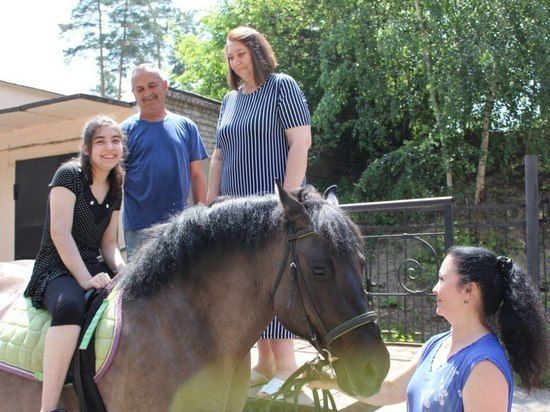 В лечении девушки с ДЦП из Луганска, переехавшей в Липецк, помогают лошади