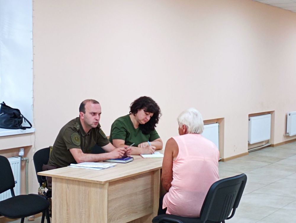 Прокурор Белокуракинского района Луганской Народной Республики 21.06.2022 провел выездной прием граждан в административном здании Лозно-Александровского сельского дома культуры