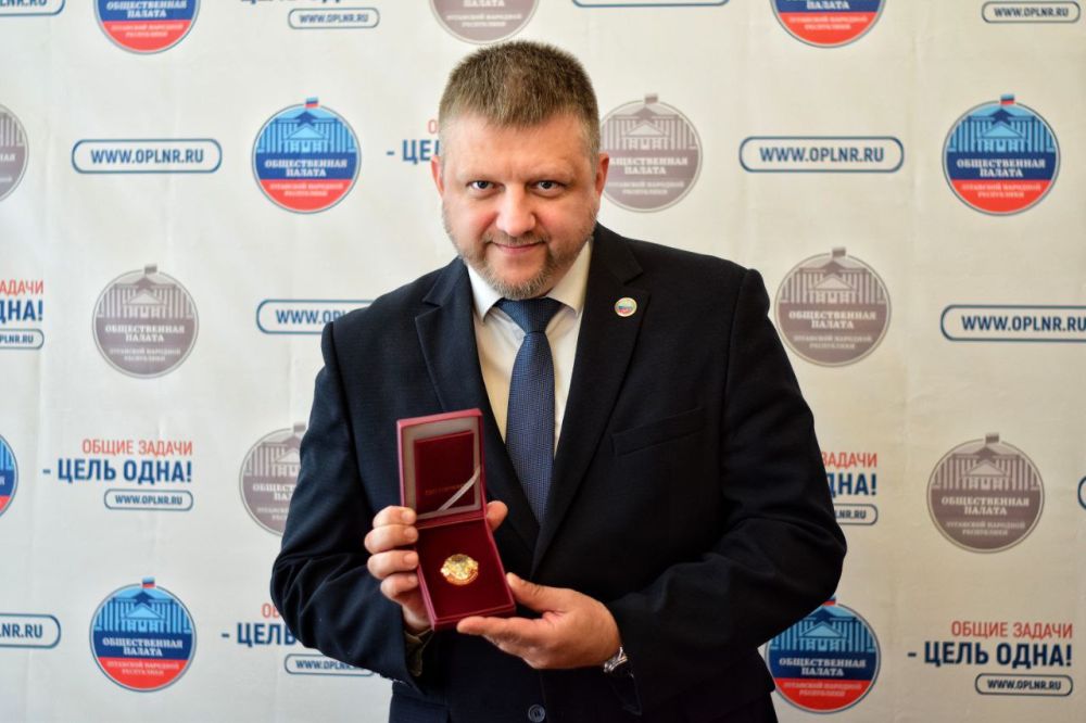 Грамотами и благодарностями главы ЛНР отмечены Вардан Айрапетян, Сергей Белов, Глеб Бобров, Александр Елецкий, Сергей Краснощеков, Евгений Подоплелов, Владимир Радионов, Ирина Сычева и Елена Тарасенко