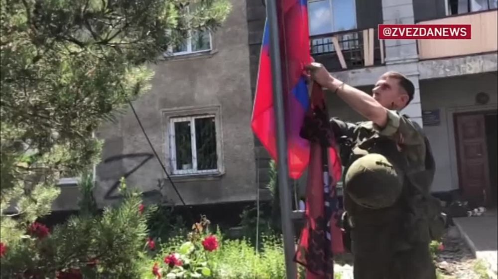 Военные ЛНР подняли государственный флаг у здания администрации в освобожденном Горском
