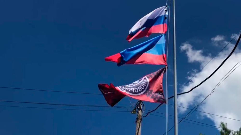 «Родина пришла на защиту»: НМ ЛНР водрузила флаг республики в освобожденном Горском