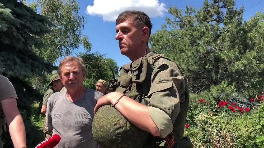 Военные ЛНР водрузили государственный флаг ЛНР и РФ у здания городской администрации в Горском