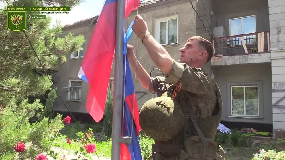 Поднятие флага ЛНР и флага РФ у администрации Горского