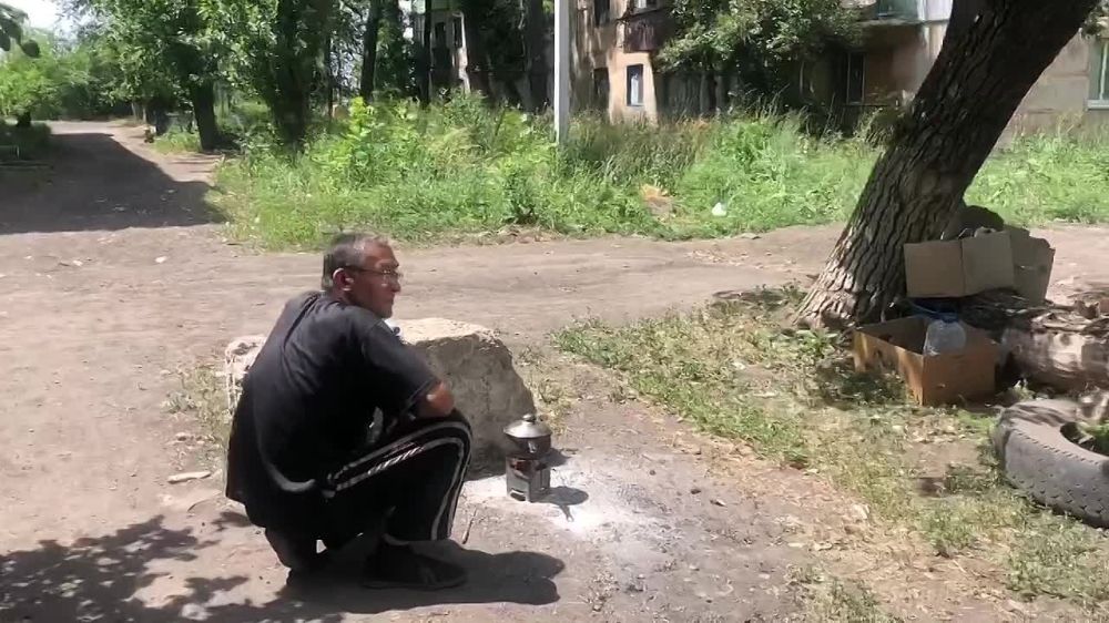 Видео ЛИЦ. Официальный представитель Народной милиции ЛНР Иван Филипоненко: ВСУ использовали подвал многоэтажного жилого дома в Горском для хранения боеприпасов и размещения личного состава