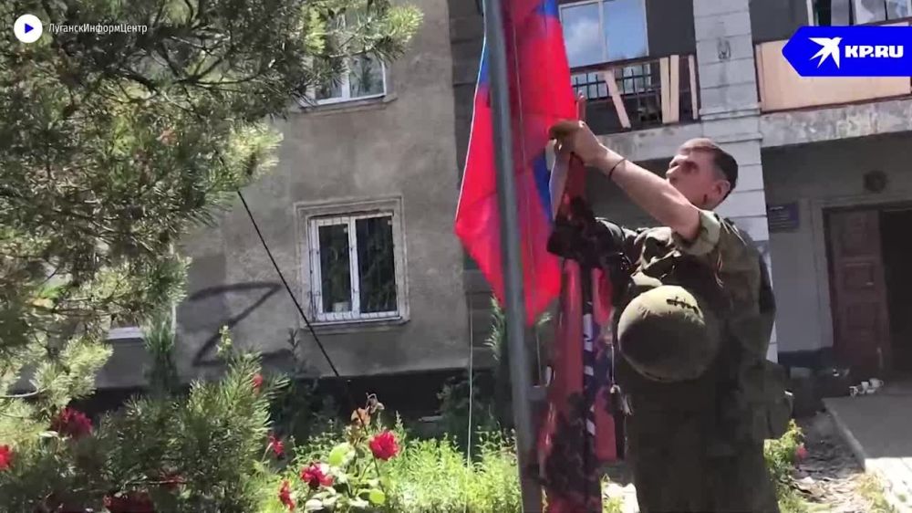 Военные водрузили государственный флаг ЛНР у здания городской администрации в Горском
