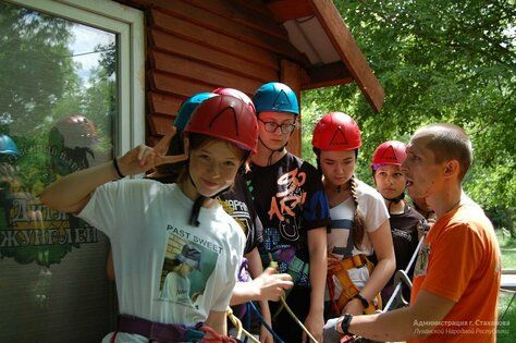 Концерты, флешмобы, соревнования и награждения активистов состоялись в ЛНР ко Дню молодежи