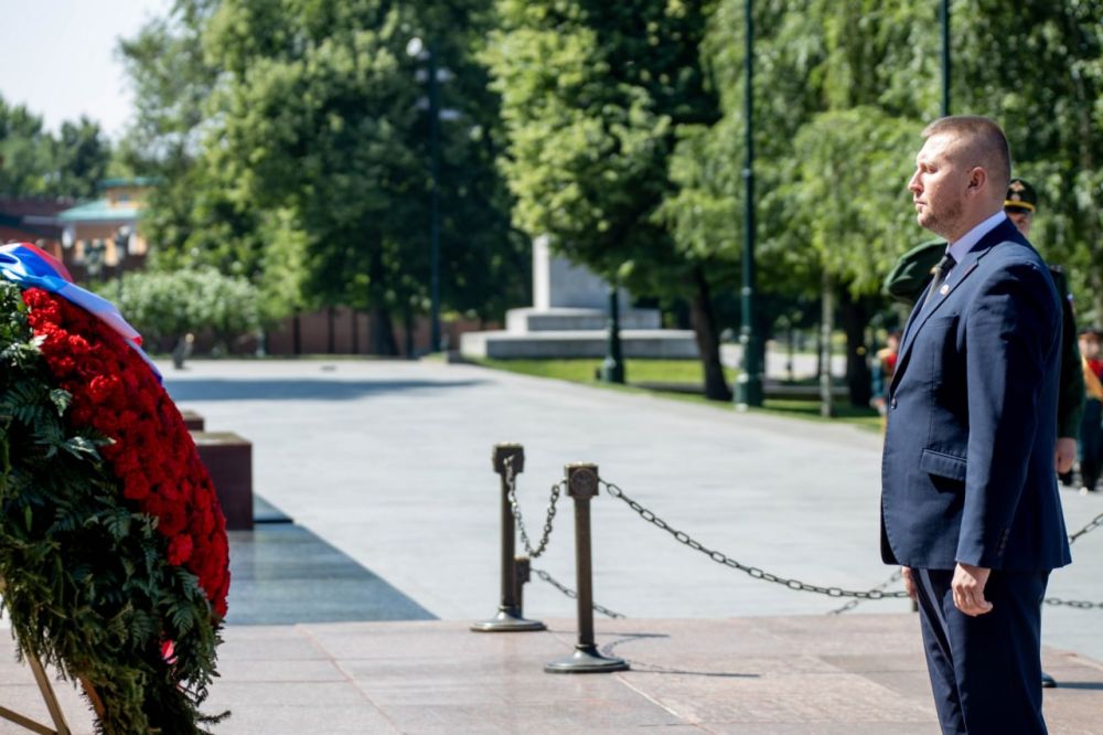 Делегация Народного Совета ЛНР в Александровском саду возложила цветы к Могиле Неизвестного Солдата
