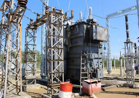 Специалисты РСК восстанавливают поврежденный обстрелом ВСУ силовой трансформатор в Счастье