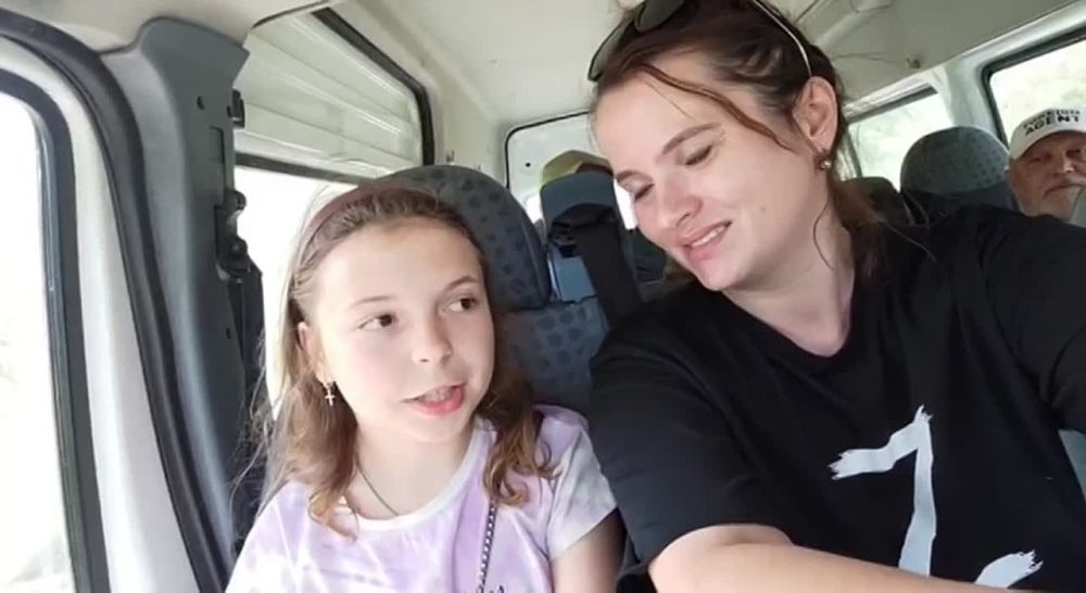 Прекрасная девочка из Горского - было под ВСУ, недавно освобождено - рассказывает Ане Долгаревой, почему помогает людям с zетками и в целом приветствует Россию и армию ЛНР, выбившую Украину с этих территорий