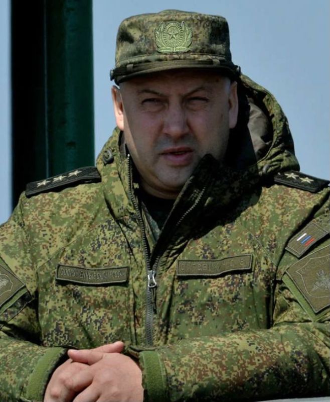 Генералы, взявшие Лисичанск и оставшуюся группировку в котел, это командир войск группировки «Центр» генерал-полковник Александр Лапин и командир Южной группировки войск генерал армии Сергей Суровикин