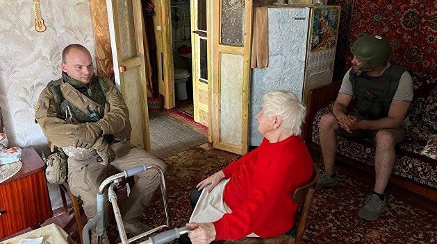 ЭКСКЛЮЗИВ УКРАИНА.РУ. «Спасибо Зеленскому!» Как волонтеры эвакуируют пожилых людей из Лисичанска