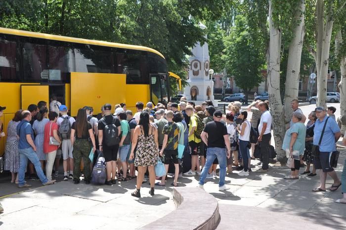 Школьники из Стаханова и Алмазной отправились в Санкт-Петербург для участия в проекте "Университетские профильные образовательные смены" на базе Нахимовского военно-морского училища