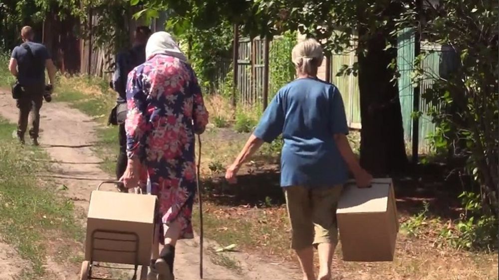 Жителям освобожденных городов Приволье и Рубежное в ЛНР доставили более 3,5 тонн гумпомощи