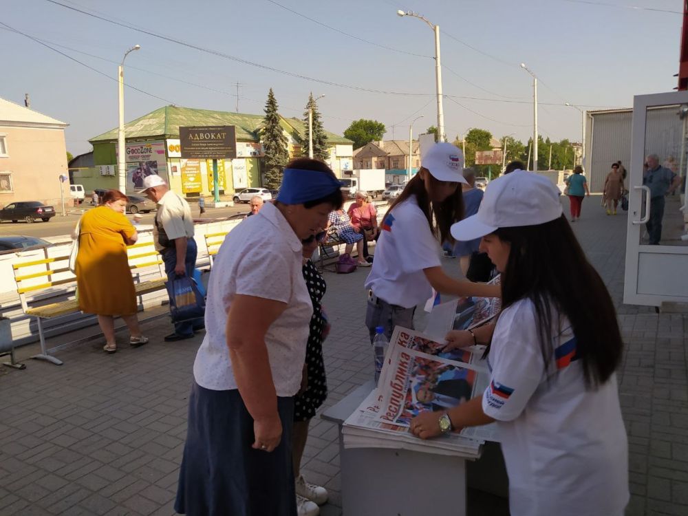 Волонтеры движения «С Россией навсегда!» организовали в Стаханове, Ирмино и Алмазной пикеты в поддержку референдума о вхождении ЛНР в состав РФ