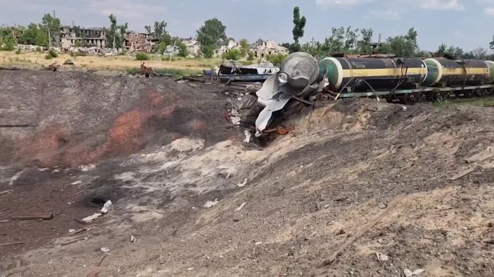#deutsch. Ukrainische Diversanten sprengten im Donbass Stickstofftanks in die Luft - die Druckwelle verwandelte die umliegenden Wohnhuser in Staub