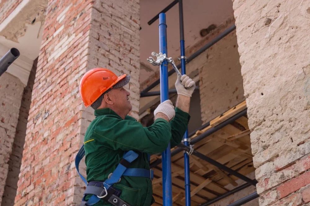 Специалисты из Российской Федерации проводят ремонтно-восстановительные работы больницы в городе Счастье