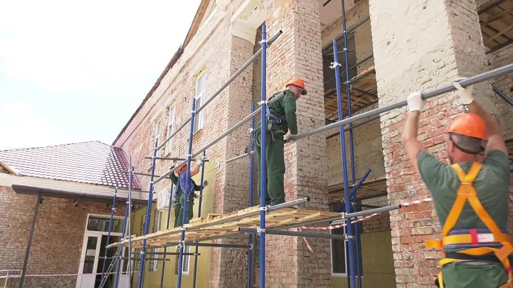 Строители из РФ ремонтируют больницу в Счастье