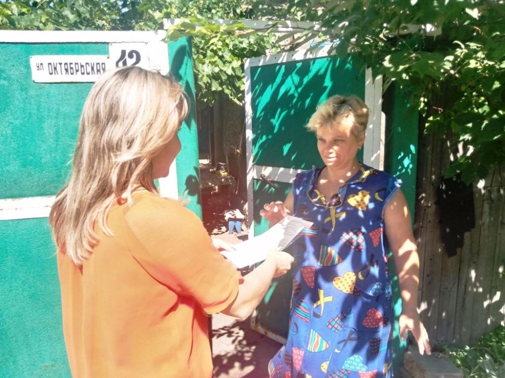 Сотрудники отдела по обеспечению жизнедеятельности г. Миусинск продолжают вручать уведомления об определении суммы денежного обязательства по уплате за землю физическими лицами