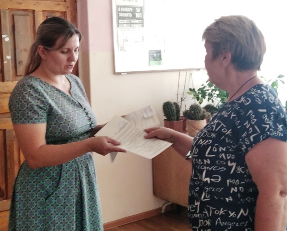 Сотрудники отдела по обеспечению жизнедеятельности г. Миусинск продолжают вручать жителям уведомления об определении суммы денежного обязательства по уплате за землю физическими лицами