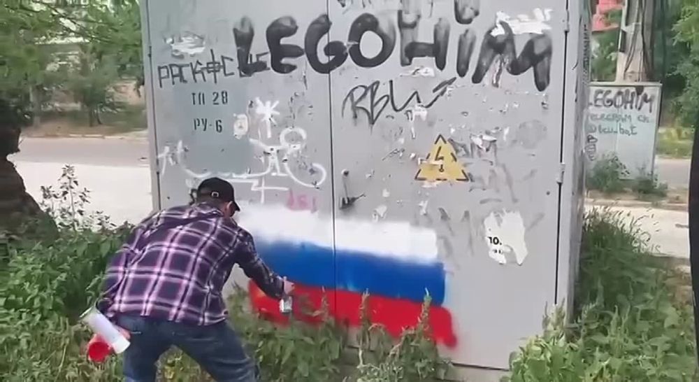 Смотрю как закрашивают украинские флаги в Херсоне и вспоминаю 2014 год, когда украинскими флагами закрашивали флаги ЛНР и ДНР на взятых летом городах - Мариуполь, потом Изюм, Славянск и Краматорск