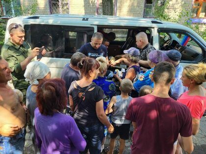 ФП ЛНР и итальянские общественники привезли гумпомощь жителям Лисичанска и Северодонецка